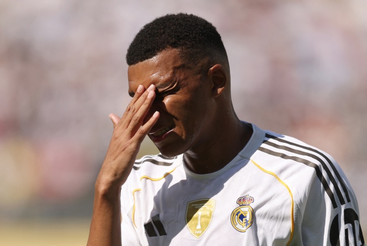 将近27岁的Mbappe仍然是0个金球和0个冠军联赛 同龄的梅西是4个金球和3个冠军联赛Ronaldo 1 Golden Balls和1个冠军